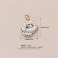 Dettaglio del ciondolo a forma di pretzel in smalto bianco con granelli colorati e oro - Forma di Pretzel (7)