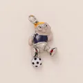 Detailansicht eines Emaille-Anhängers mit Fußballjungen-Motiv für DIY-Schlüsselanhänger. - Fußballspieler-Anhänger