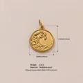 Detalle del colgante de ola en acero inoxidable dorado, medidas 15x17mm, peso 2,8g. - Colgante de Moneda con Ola (#49) / Dorado