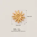 Detailansicht eines 15mm goldenen Sonnenanhängers aus Kupfer mit 1,2g Gewichtsspezifikationen - Sonnen-Anhänger / 1 Stück / Gold