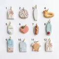 Variété de pendentifs d'été incluant planche de surf, palmier et tortue de mer - Pendentif Cocotier