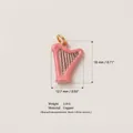 Vue détaillée d'une breloque harpe rose avec dimensions 18 mm de hauteur et 12,7 mm. - Style 2 Pendentif Cordes de Harpe