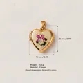 Ciondolo a medaglione a cuore dorato vintage con stampa floreale rosa e misure. - No. 4 Medaglione Cuore Fiore Viola