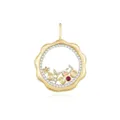 Vista macro dettagliata del ciondolo medaglione in oro 18k con ciondoli DIY e diamanti - Medaglione Bordo a Onde Rotondo / Collana