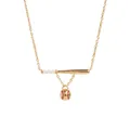 Vue détaillée d'un collier pendentif batte et balle de baseball doré avec accents de perles - Collier de Perle Artificielle de Batte de Baseball