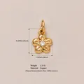 Detaillierte Makroansicht eines goldenen Blumenanhängers mit präzisen Größenangaben - 34