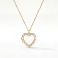 Dettaglio di una collana a medaglione a cuore dorato con smalto bianco e pietre - Collana Medaglione Cuore Strass Bianco / Oro