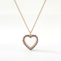 Primo piano della collana con medaglione a cuore dorato con smalto viola e strass - Collana Medaglione Cuore Strass Viola / Oro