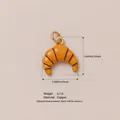 Detailansicht eines orangefarbenen Croissant-Anhängers aus Kupfer mit Größenangaben - Nur Anhänger / 1 Brot