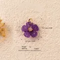 Makroansicht eines 12,1 mm lila Kupferblumen-Anhängers für DIY-Schmuckherstellung - Lila strukturierte Blume mit rosa Perlenanhänger