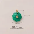 Detaillierte Makroansicht des grünen Blumenanhängers mit 12mm Maßen aus Kupfer - Smaragdgrüne Blume mit klarem Strassanhänger