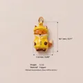 Detailansicht eines niedlichen Fuchsanhängers mit gelbem Regenmantel aus Kupfer für DIY-Schmuck - Nr. 4 Fuchs in Gelbem Regenmantel Anhänger / 18.1x11.6mm
