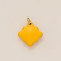 Nahaufnahme eines leuchtend gelben gewellten Sternanhängers mit vergoldetem Ring für DIY-Schmuck. - Sonnenmuster