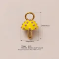 Pendaglio a forma di fungo in acciaio inossidabile dorato, smalto giallo e pois viola. - Fungo Giallo (No. 4)