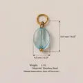 Détail d'un pendentif en pierre en acier inoxydable de 15,9 mm de haut et 8,5 mm de large - Pendentif Ovale Bleu Clair N° 8