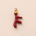 Macro del ciondolo a forma di ramo rosso placcato in oro 18 carats per gioielli - Ciondolo Corallo Lettera F Rossa / Ciondolo Solo (Senza Catena)