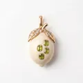 Détail du pendentif en forme de citron avec feuilles d'or et pierres vertes - Pendentif Citron Gemme Verte Août