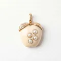 Gros plan d'un pendentif en forme de fruit avec perles incrustées et bélière dorée. - Pendentif Pomme Perle Artificielle Blanche Juin
