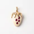 Vue détaillée d'un pendentif en forme de fraise avec pierres rouges et claires - Pendentif Fraise Gemme Rouge Juillet