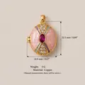 Vista dettagliata di un ciondolo a uovo smaltato ornato con dimensioni 22,5 mm x 16,9 mm - Stile Gemma Viola Rosa