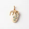 Vue détaillée d'un élégant pendentif en forme de fraise avec opales et accents dorés - Pendentif Fruit Gemme Colorée Octobre