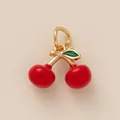 Pendente a forma di ciliegia dettagliato con smalto rosso e accenti di foglie dorate. - Ciliegia
