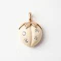 Détail du pendentif fraise crème avec des feuilles dorées et pierres - Pendentif Pêche Gemme Blanche Avril