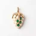 Détail d'un pendentif en forme de fraise avec feuilles d'or et pierres vert émeraude - Pendentif Raisin Gemme Verte Mai