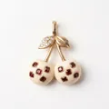 Detailweergave van de gouden kersenhanger met rode edelstenen en wit emaille - Januari Kers Hanger