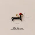 Detalle de colgante de perro teckel de esmalte con sombrero rojo para bisutería - Solo Colgante (Sin Cadena) / Colgante Perro Sombrero Rojo