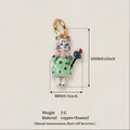 Ciondolo gatto in smalto dipinto a mano con vestito a pois verdi, gioiello in rame 16mm - Stile 9 Pendente Orso con Blush