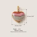 Bunter herzförmiger Anhänger aus Kupfer mit Ölmalerei-Finish und goldener Öse im Detail - Weiß Rot Rosa Kantenstil