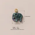 Lindo colgante de elefante de cobre con acabado verde iridiscente y medidas en la imagen - Colgante de Elefante Irisado