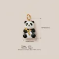 Vista detallada de un colgante de panda en esmalte pintado a mano con medidas - Estilo Panda / Colgante de Panda No.5