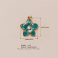 Blauer Emaille-Blumenanhänger aus Edelstahl mit Perle in der Mitte - Grüne Blume