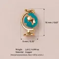 Vue détaillée du pendentif globe terrestre doré avec dimensions et informations de poids - Planet Pendant