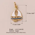 Vue détaillée du pendentif voilier doré avec ses dimensions et le matériau cuivre - Pendentif Voilier