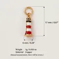 Vue détaillée du pendentif phare montrant les dimensions 17 mm x 6 mm et le matériau cuivre - Pendentif Phare