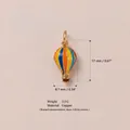 Vue détaillée d'un pendentif montgolfière coloré de 17 mm de hauteur en cuivre véritable - Montgolfière