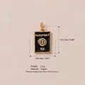 Dimensions détaillées du pendentif passeport et globe terrestre avec finition dorée - Pendentif Passeport