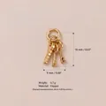 Vue détaillée du pendentif triple clé dorée avec spécifications de taille et poids - Badge porte-clés