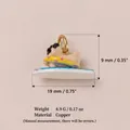 Vista macro del ciondolo carlino su tavola da surf con dimensioni, peso e specifiche materiali - 7 Carlino