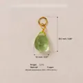 Vue détaillée d'une breloque goutte verte en verre avec dimensions 20,3mm par 9,5mm - Pendentif Vert