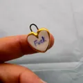 Petit pendentif cœur en acier inoxydable avec lettrage Fuck en émail blanc - Pendentif Imprimé Lettres / Cœur Blanc Contour Or (Fuck)