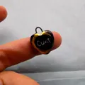 Pendentif cœur en acier inoxydable noir avec texte Cunt blanc gravé pour un style punk audacieux - Pendentif Imprimé Lettres / Cœur Noir Contour Or (Cunt)