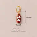 Vue détaillée d'une boucle d'oreille créative en cuivre en forme de hot-dog doré. - Style Hot Dog (MTPK253419Z) / 17x7mm / Blocs de couleur