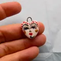 Pendentif unique en céramique en forme de cœur avec un visage artistique peint à la main - Pendentif Imprimé Visage Artistique / Cœur Blanc Visage Rouge