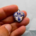Pendentif cœur en céramique fait main avec visage peint en bleu et accents dorés - Pendentif Visage d'Art Bleu et Blanc / Cœur Blanc Visage Bleu
