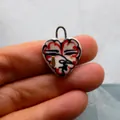 Pendentif en acier inoxydable en forme de cœur artistique avec motif de visage imprimé - Pendentif Visage de Croquis Artistique / Cœur Visage Croquis Noir Rouge