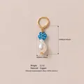 Vergoldeter Kupfer-Ohrring mit blauer Blume und weißem Barockperlen-Anhänger - Perlenblumen-Stil (MTPK253419Z) / 24x9mm / Gold